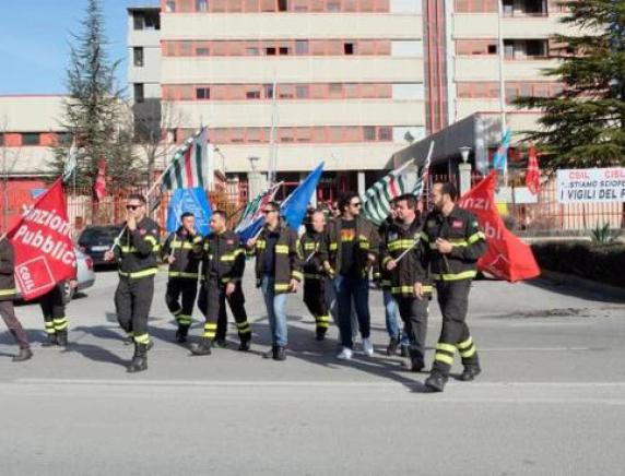 Buongiorno Regione Tgr Marche 04 02 2020 Più sedi nell'entroterra: sit in dei Vigili del Fuoco