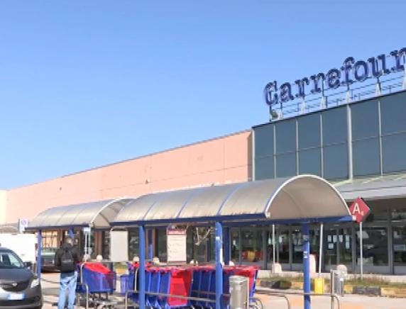 Chiude il Carrefour di Camerano: 89 posti di lavoro a rischio