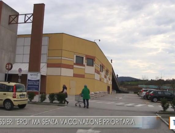 Cassieri in prima linea contro il Covid, ma in coda per il vaccino