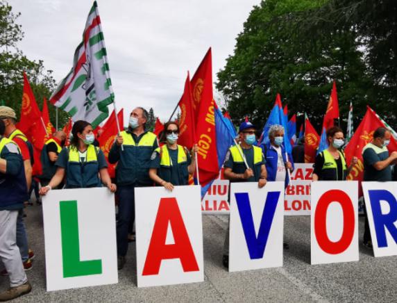 "Non chiudete Fabriano": centinaia di operai in corteo contro la crisi del distretto industriale