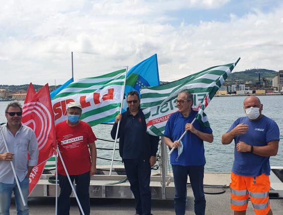 Morti sul lavoro al porto di Ravenna: i sindacati fanno suonare per solidarietà le sirene dello scalo anconetano