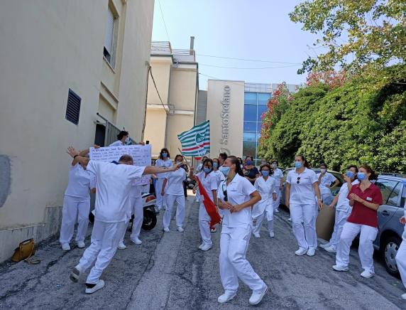 Contratto fermo da 10 anni: i lavoratori del gruppo Kos Care scendono in strada per uno stipendio equo