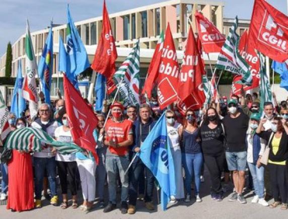 Manifestano i dipendenti del Santo Stefano di Potenza Picena: «Situazione insostenibile»