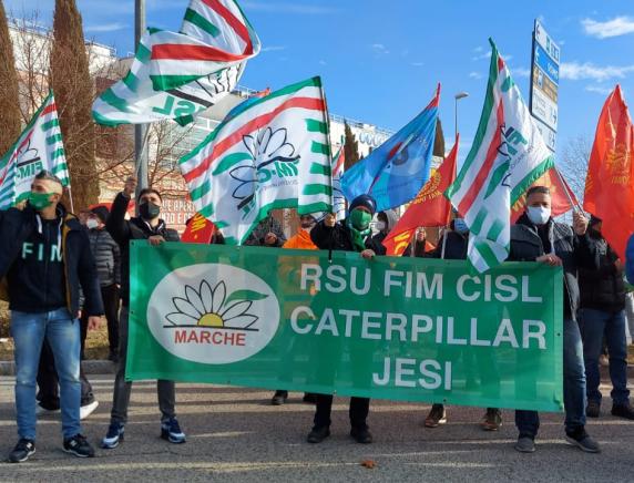 Caterpillar  sit in dei sindacati davanti alla sede di Confindustria Ancona