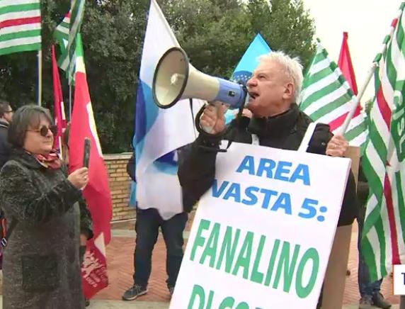 Area Vasta 5: protesta dei lavoratori davanti alla sede del Consiglio Regionale