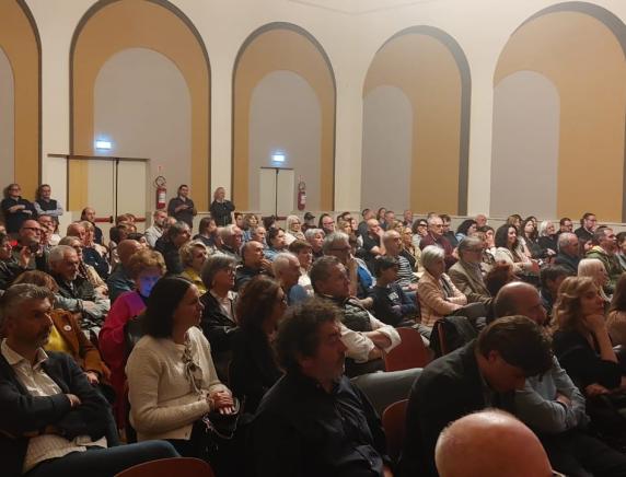 Cantiano, riapre la sala teatro “Capponi”: ricostruita anche grazie alla solidarietà del mondo del lavoro
