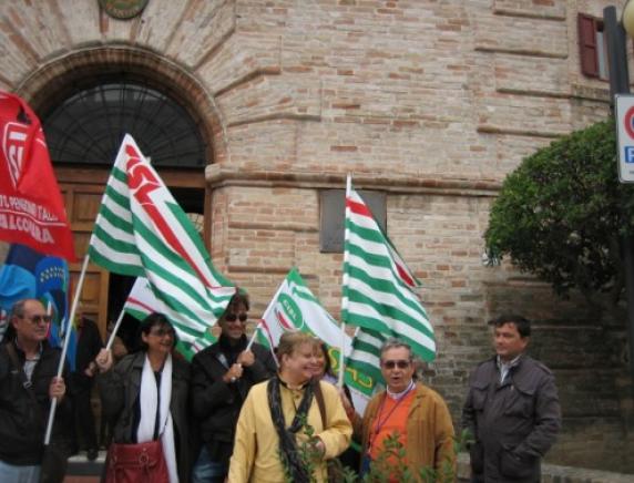 Presidio sindacale davanti al Comune di Falconara