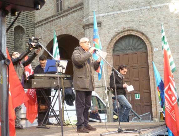 Cgil Cisl e Uil in piazza a Macerata