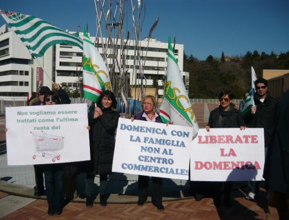 Commercio. Presidio contro le liberalizzazioni degli orari.