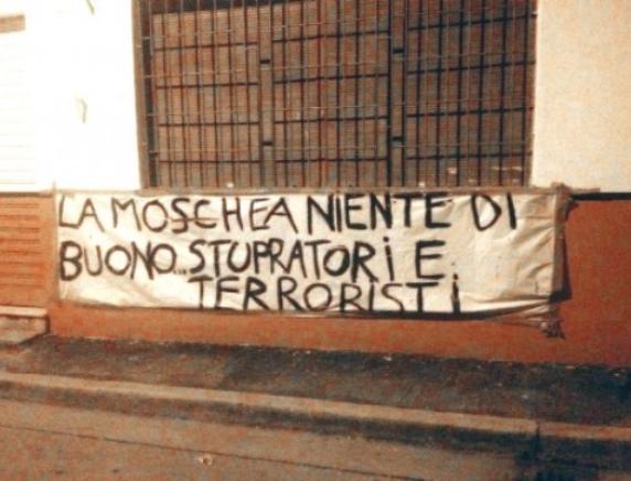 Civitanova, striscione anti Islam dinanzi alla Moschea