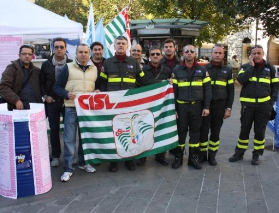 E' finita la benzina. Dai Vigili del Fuoco alla Polizia Penitenziaria tutti in piazza.