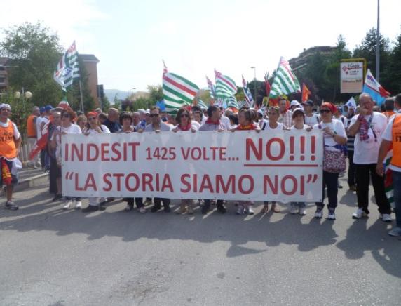 A Fabriano si manifesta contro il piano di ristrutturazione di Indesit