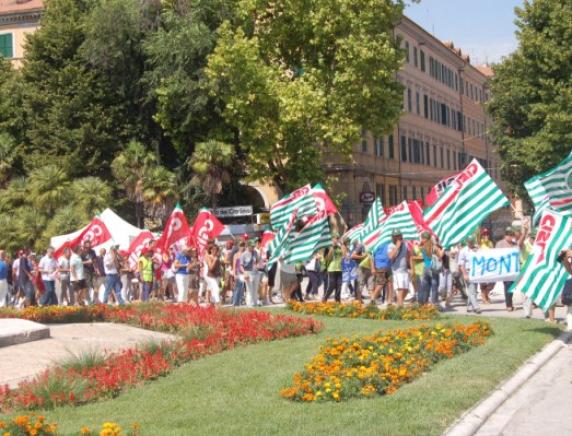 Chiusura uffici postali, ad Ancona la protesta