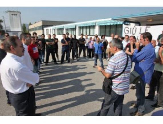 Mobilitazione dei lavoratori alla Artic di Montelabbate di Pesaro.