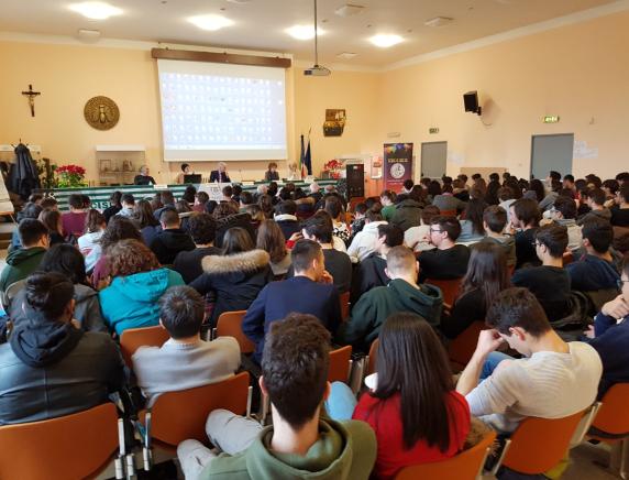 Tiroide, meglio prevenire che curare. Incontro con gli studenti a Fermo