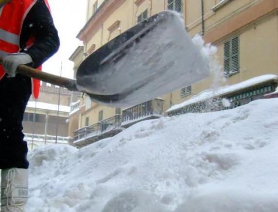 Adiconsum denuncia: pale e catene da neve, speculazioni sui prezzi