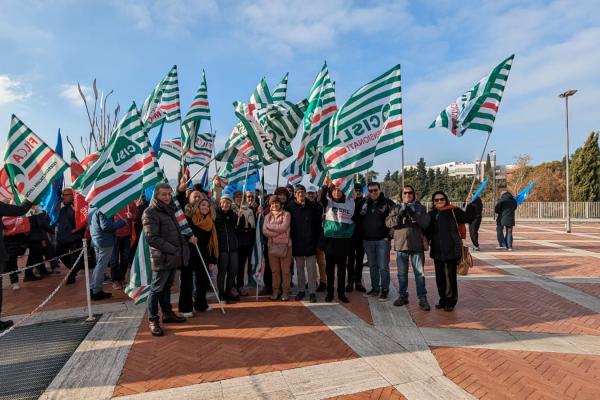 “Ricomincio da tre. La Giunta deve ascoltarci” Presidio Regionale CGIL CISL UIL Marche “Ricomincio da tre. La Giunta deve ascoltarci” Presidio Regionale CGIL CISL UIL Marche